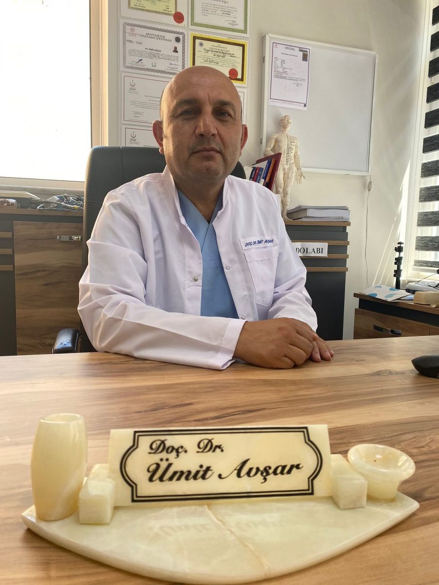 Doç. Dr. Ümit Avşar — muayenehanesinde